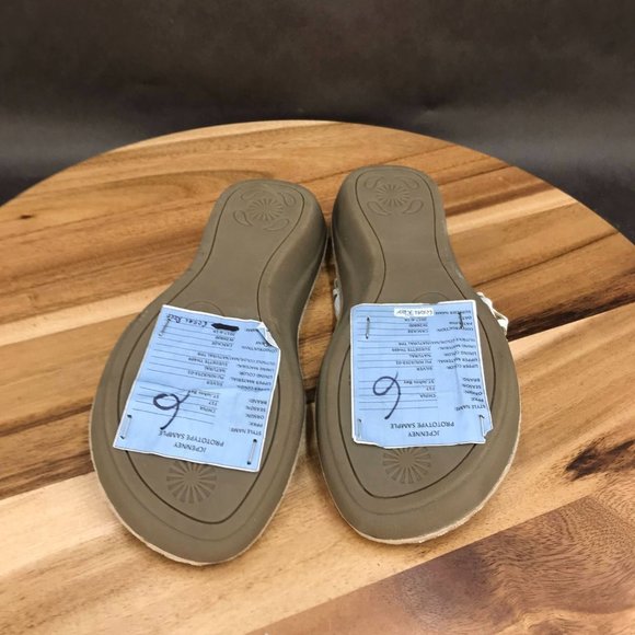 St. John's Bay Silver T Strap Cutout Slip On Sandals Flip Flops Womens Size 6 - Picture 5 of 7